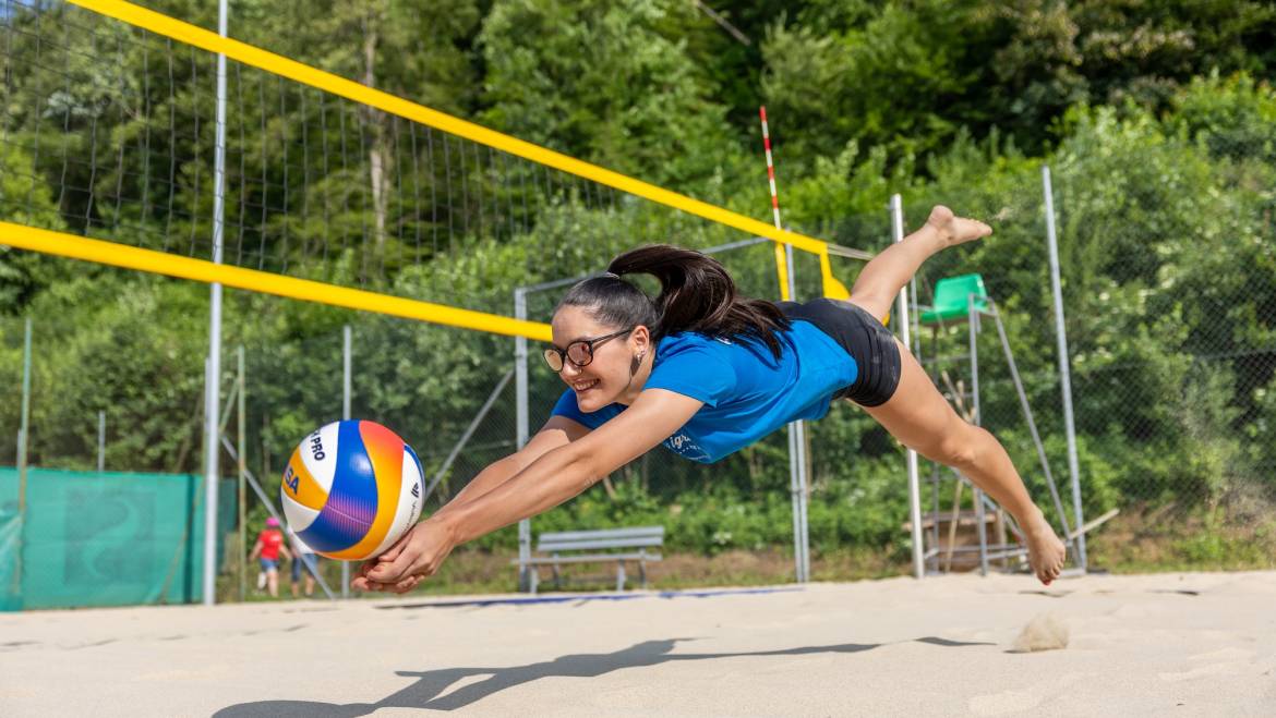 Poletna šola odbojke na mivki za osnovnošolke in osnovnošolce do 15. leta